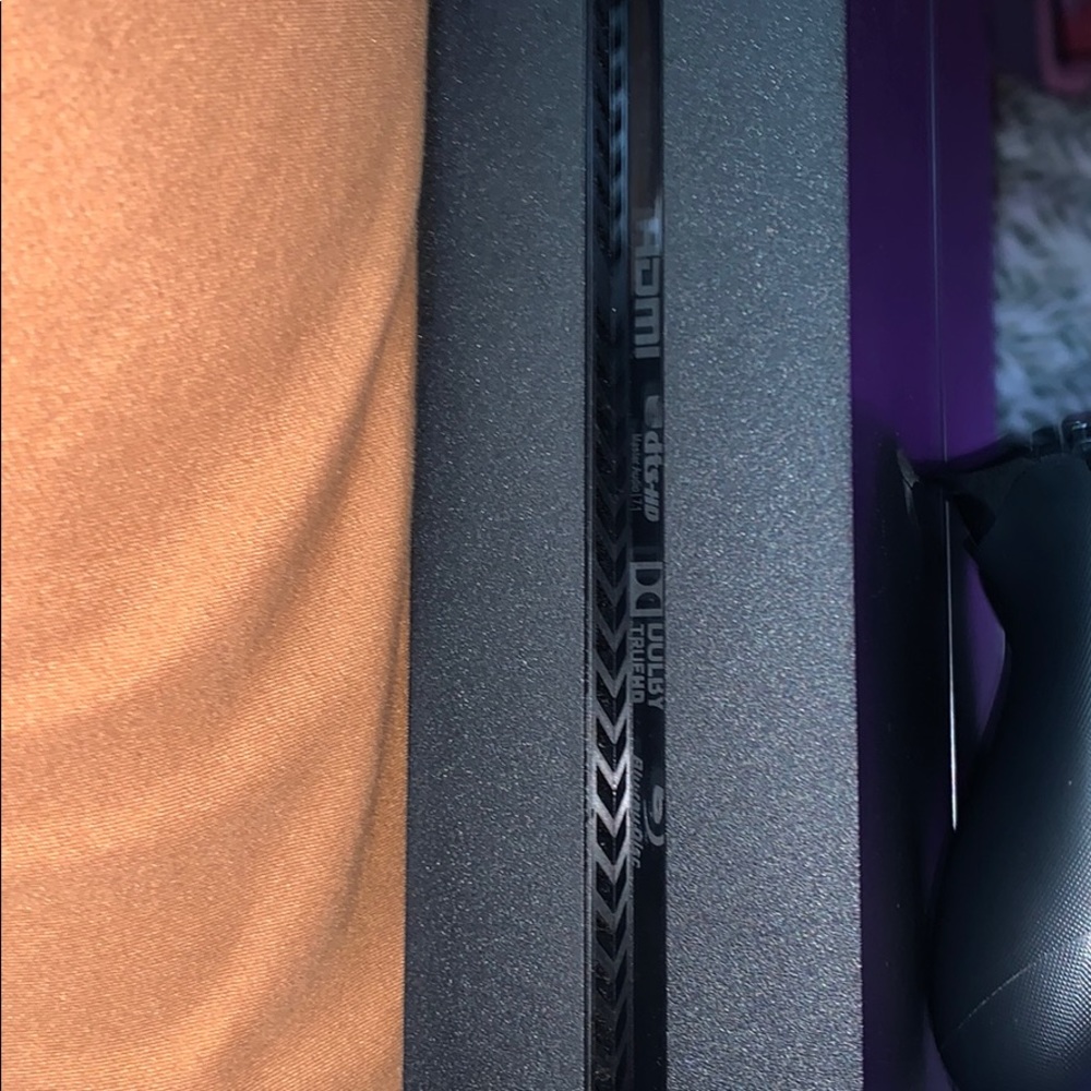Ps4 and controller - Picture 3 of 4